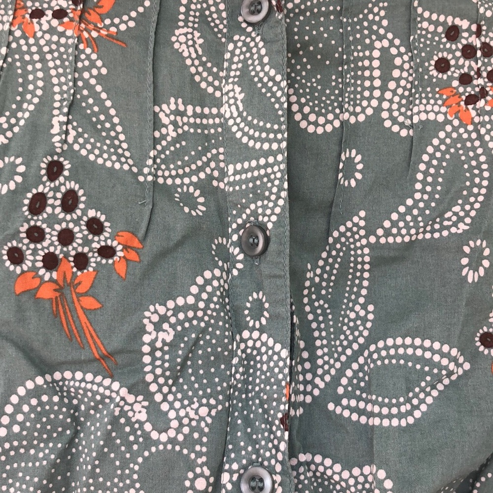 Lightweight button down top - Picture 3 of 4